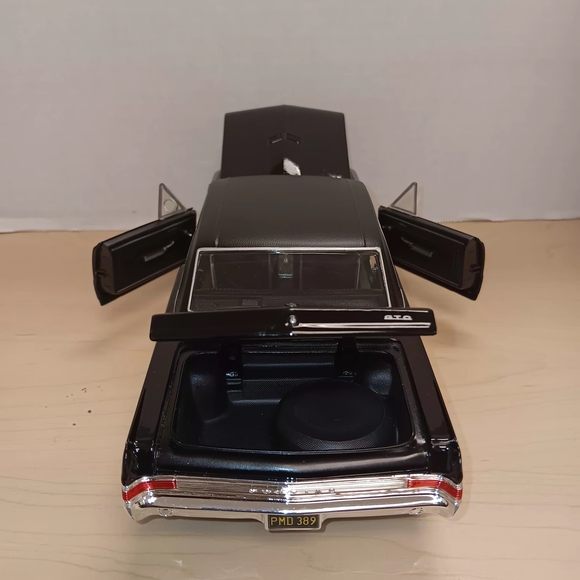 Classic Black Diecast 1/18 Scale 1965 Pontiac GTO - Picture 3 of 5